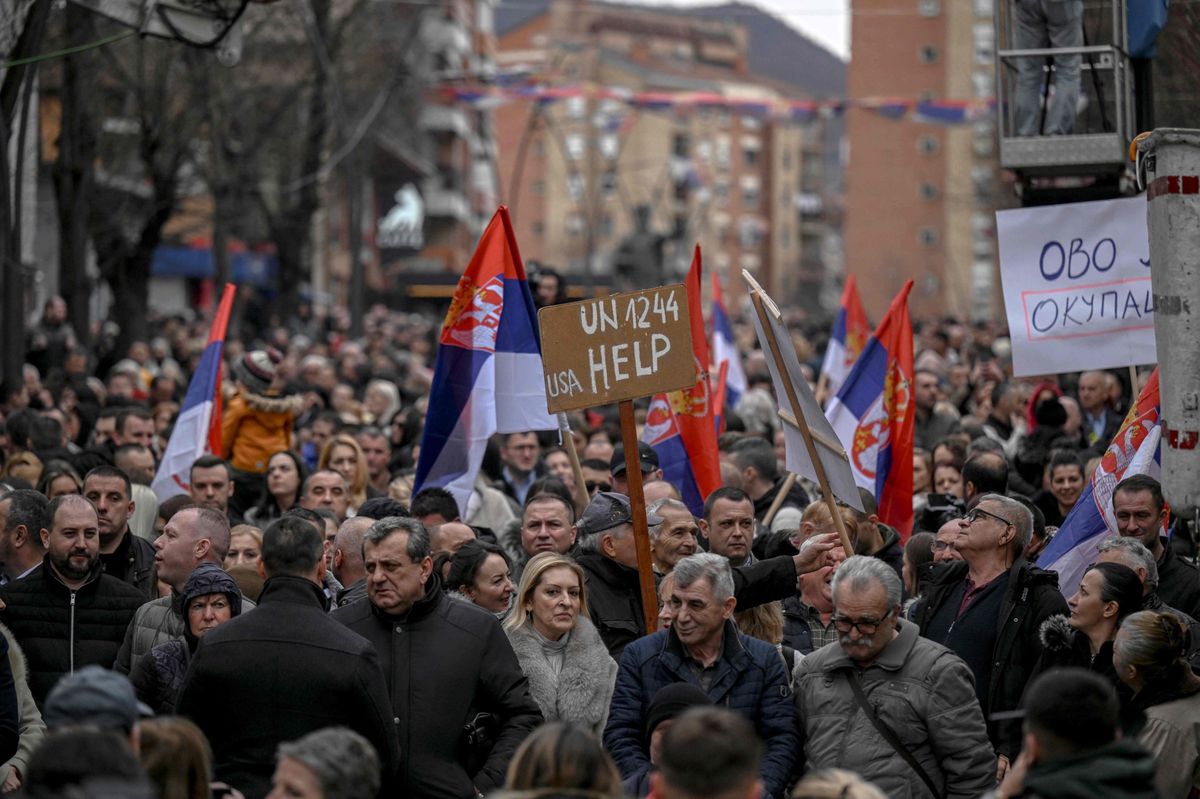 Protest der Serben in der kosovarischen Stadt Mitrovica gegen die Abschaffung der serbischen Währung Dinar. 