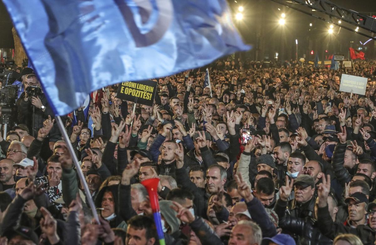 Anhänger der albanischen Opposition versammeln sich am Dienstag, dem 20. Februar 2024, vor dem Regierungsgebäude in der Hauptstadt, um zu protestieren.