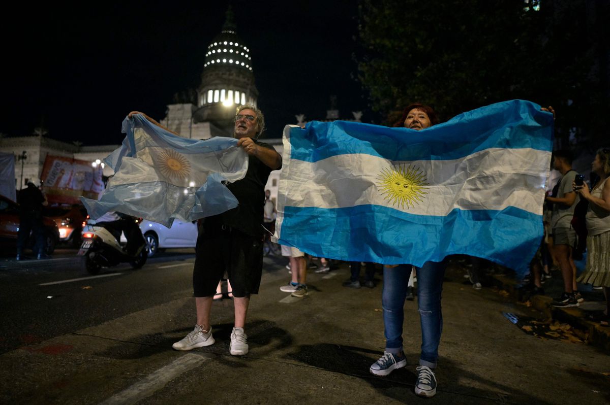 Menschen in Buenos Aires feiern das Scheitern des Reformpakets im Parlament.