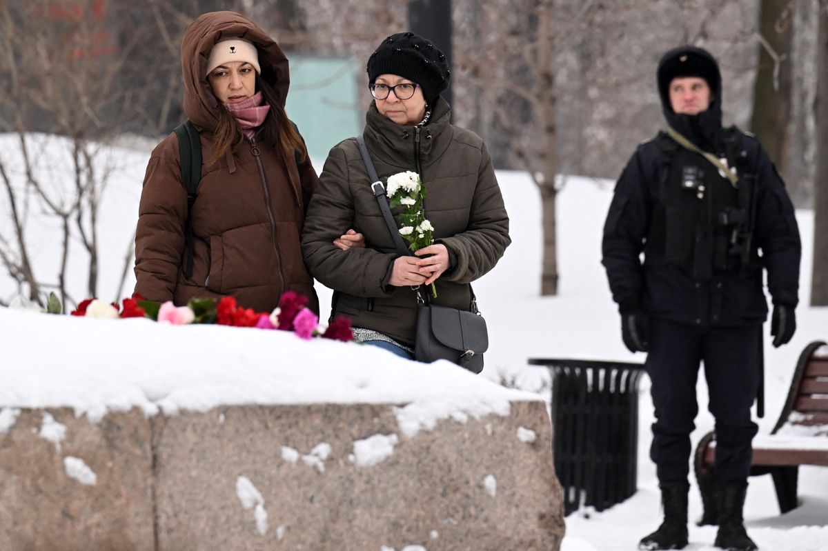 Blumen für Nawalny: Anhängerinnen des verstorbenen Kreml-Kritikers in Moskau, 23. Februar 2024.