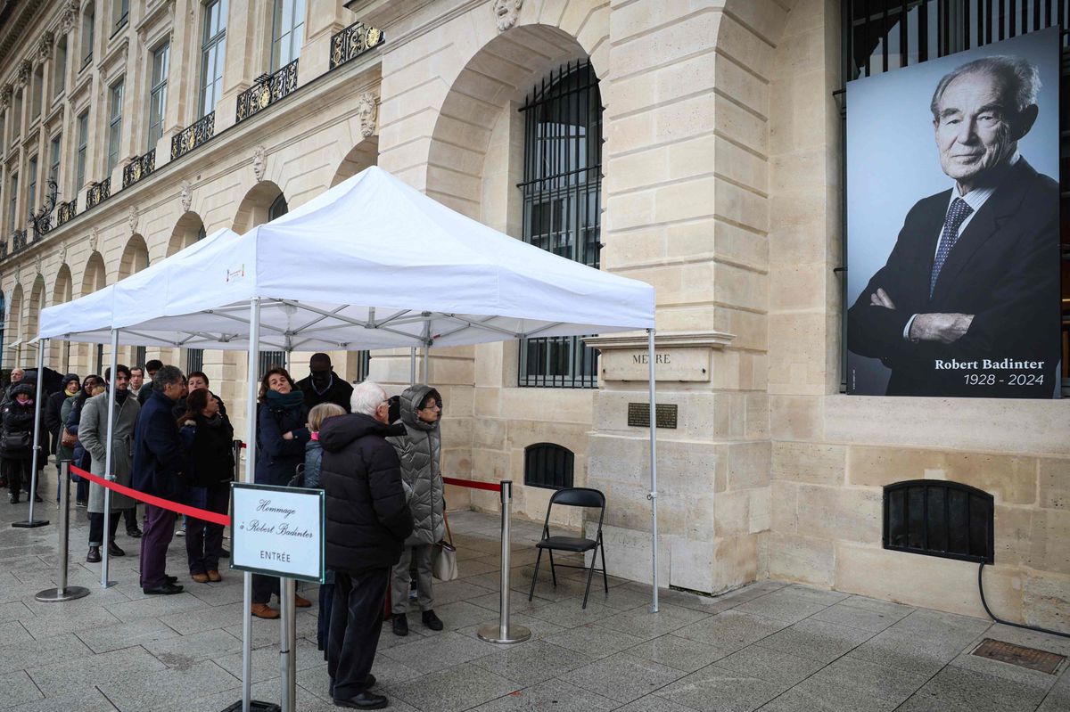 Letzte Ehre: Französinnen und Franzosen warten auf Einlass ins Justizministerium, wo am Wochenende ein Kondolenzbuch auflag. 