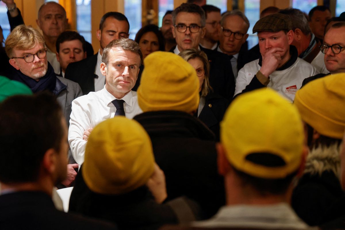 Präsident in Bedrängnis: Emmanuel Macron stellt sich verärgerten Bauern an der Agrarmesse in Paris.