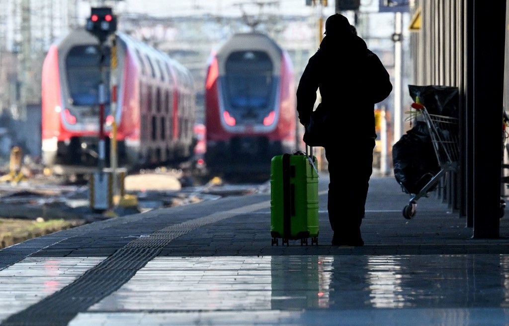 Ein Passagier wartet in Frankfurt am Main auf einen Zug. (28. Januar 2024)
