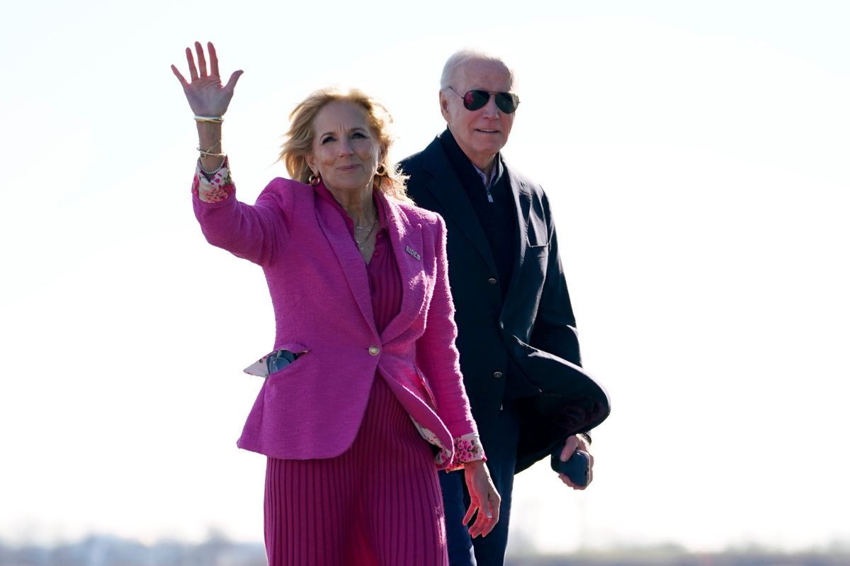 Versucht, Schlimmeres zu verhindern: Jill Biden mit Ehemann Joe auf dem Flughafen Philadelphia, 3. Februar 2024. 