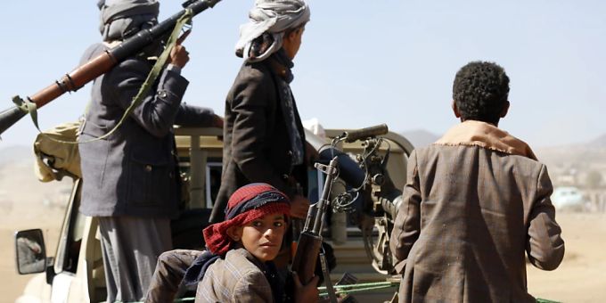 Huthi-Rebellen sitzen auf der Lefläche eines Fahrzeugs im Jemen. Foto: Uncredited/AP/dpa