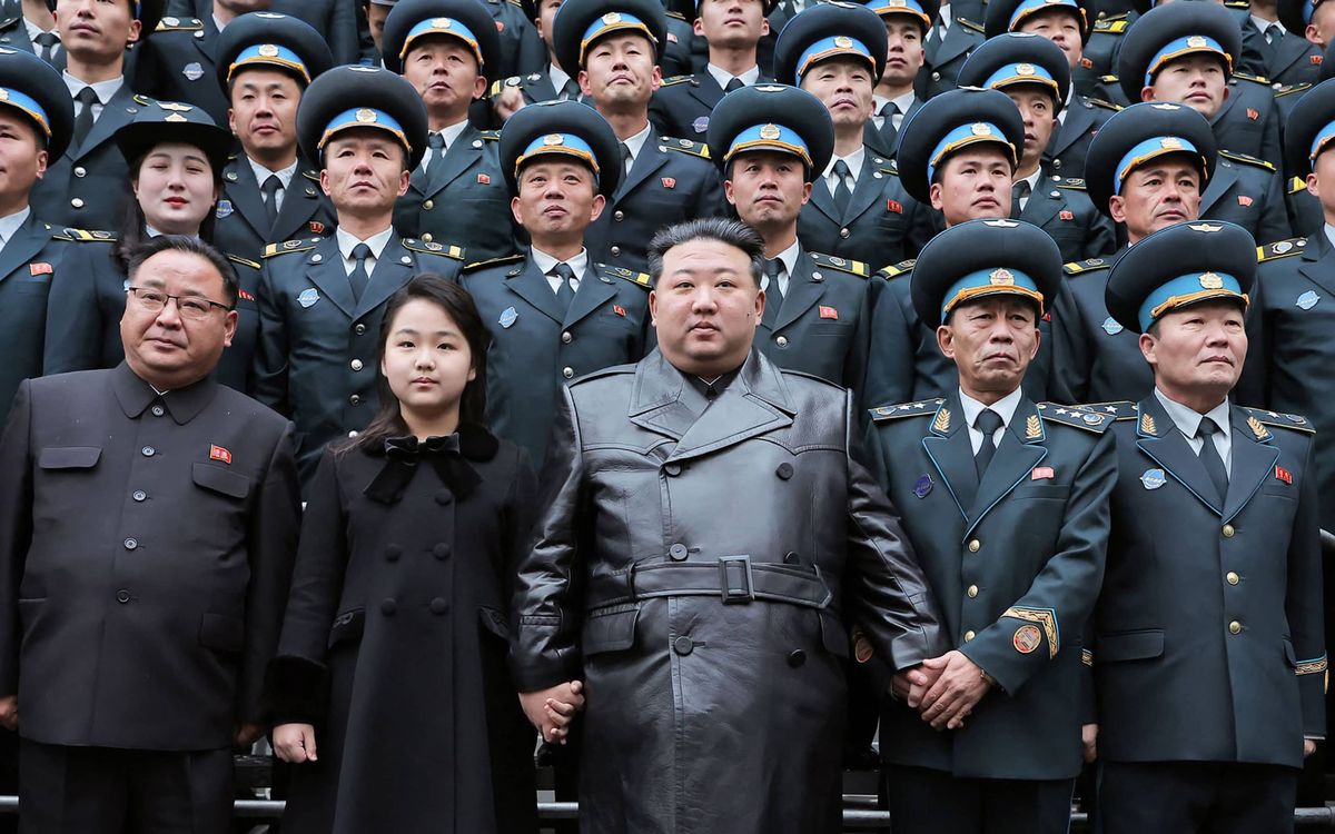 Plant er einen Angriff? Kim Jong-un, Machthaber von Nordkorea, neben seiner Tochter Ju-ae bei einem Fototermin in der nationalen Behörde für Luft- und Raumfahrttechnik mit einer Gruppe von Ingenieuren und Wissenschaftlern.