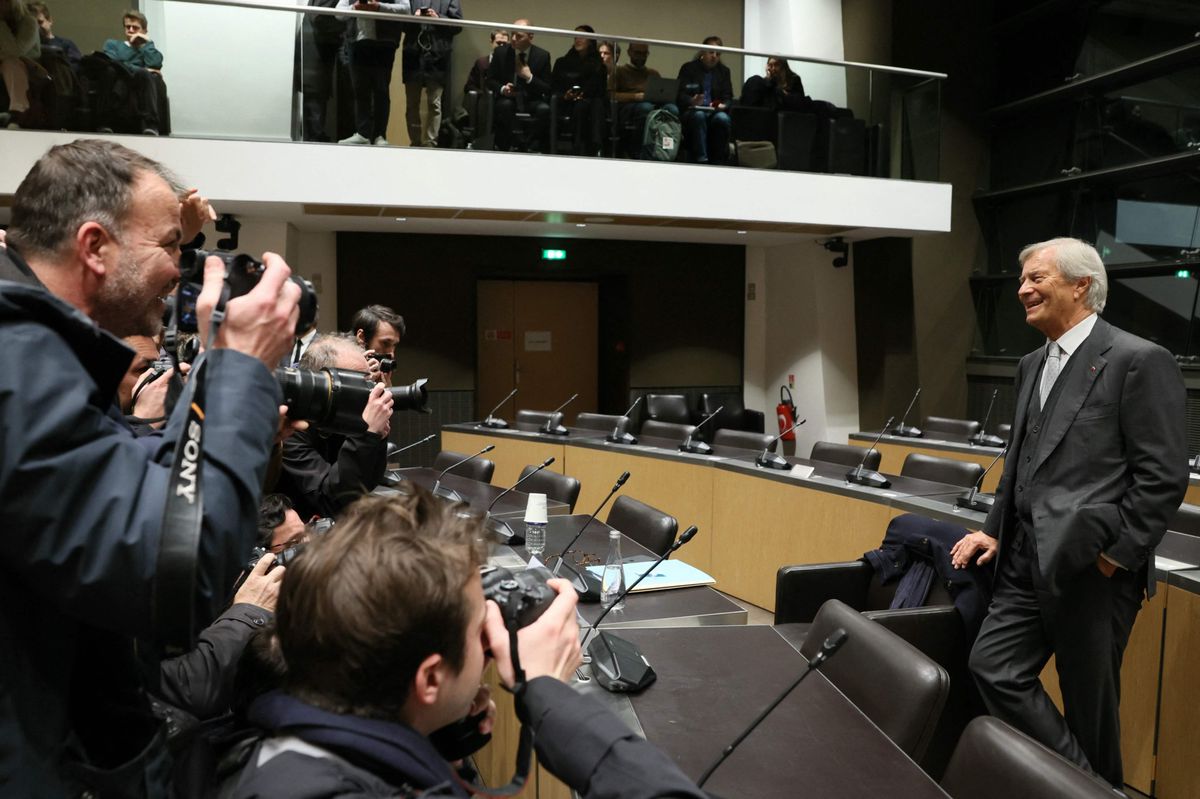 Viel Aufregung, viel Klamauk: Die Fotografen drängen sich um ein seltenes Bild von Vincent Bolloré im Sitzungssaal im Parlament.