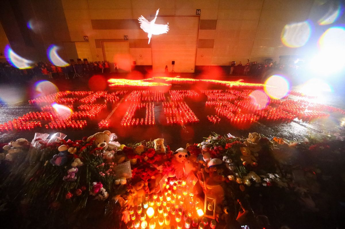 Mit brennenden Kerzen wurde vor dem Anschlagsort der Schriftzug «Crocus City Hall, 22.03.2024» gelegt. Viele Russen zeigen sich nach dem Attentat bestürzt. Und viele glauben, die Ukraine stecke dahinter. 