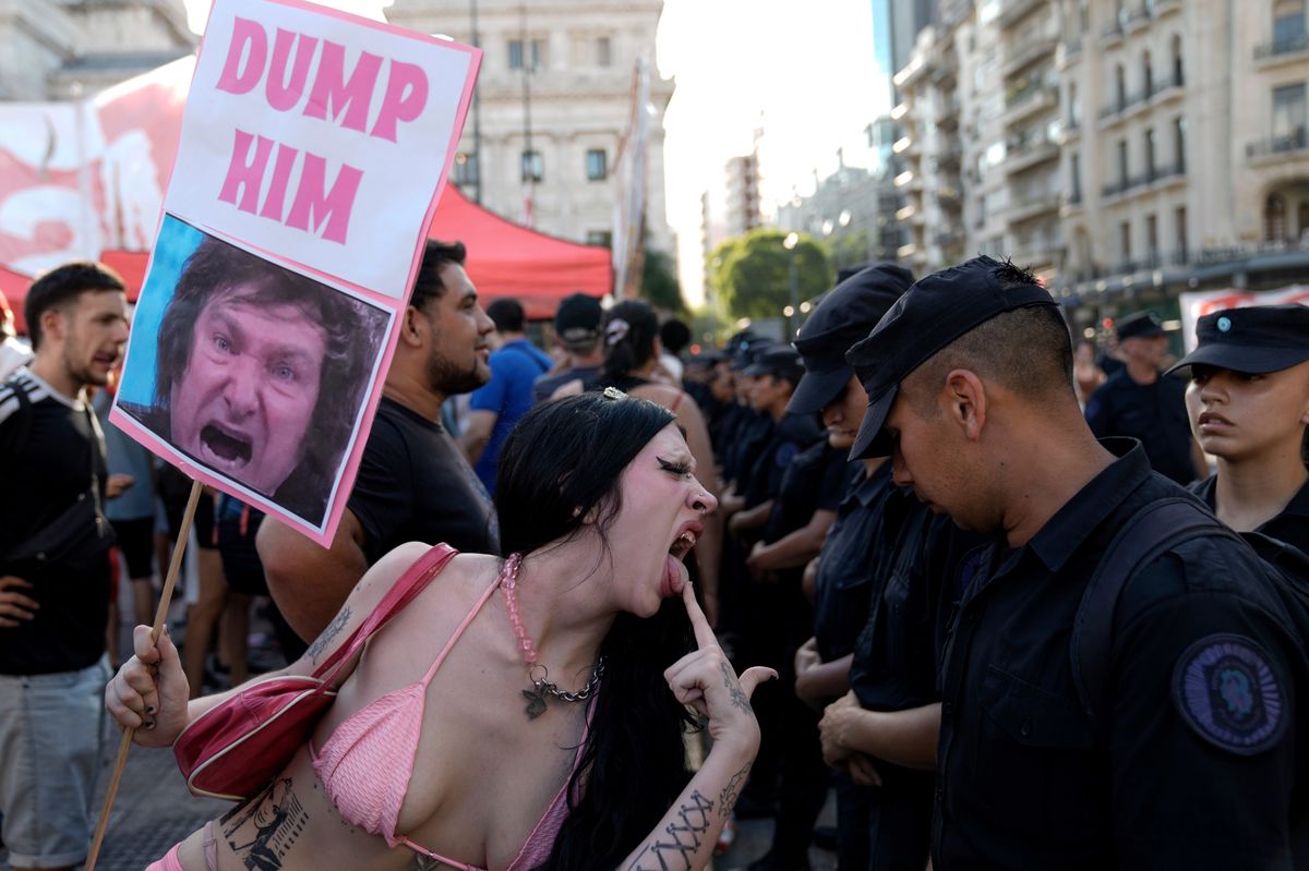 Eindeutige Geste: Mehr als die Hälfte aller Argentinierinnen und Argentinier lehnen Präsident Milei mittlerweile ab. Anti-Regierungs-Demonstration in Buenos Aires (Februar 2024)