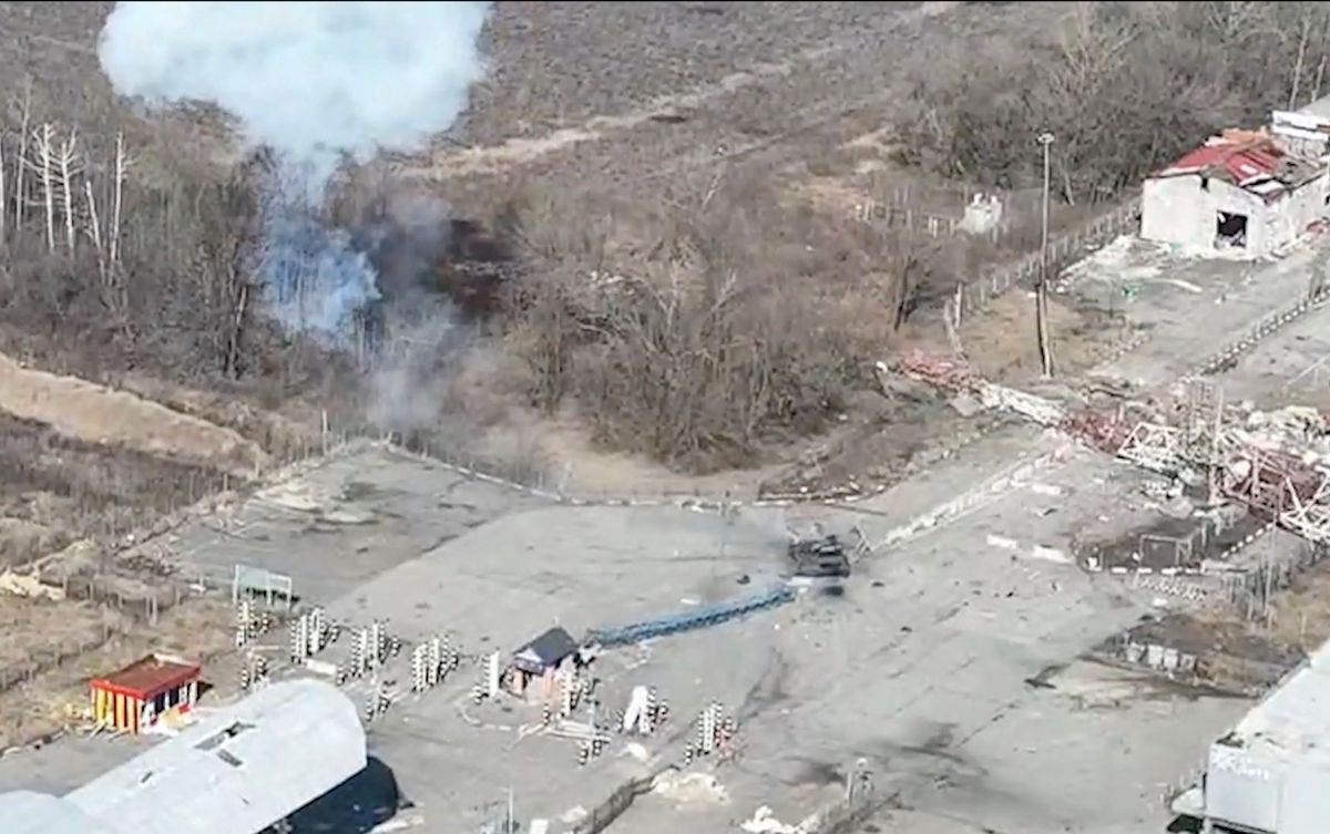 Ein Standbild aus einem vom russischen Verteidigungsministerium veröffentlichten Video zeigt zerstörte militärische Ausrüstung von Sabotage- und Aufklärungsgruppen der Ukraine am Grenzübergang in der Region Belgorod. (12. März 2024)