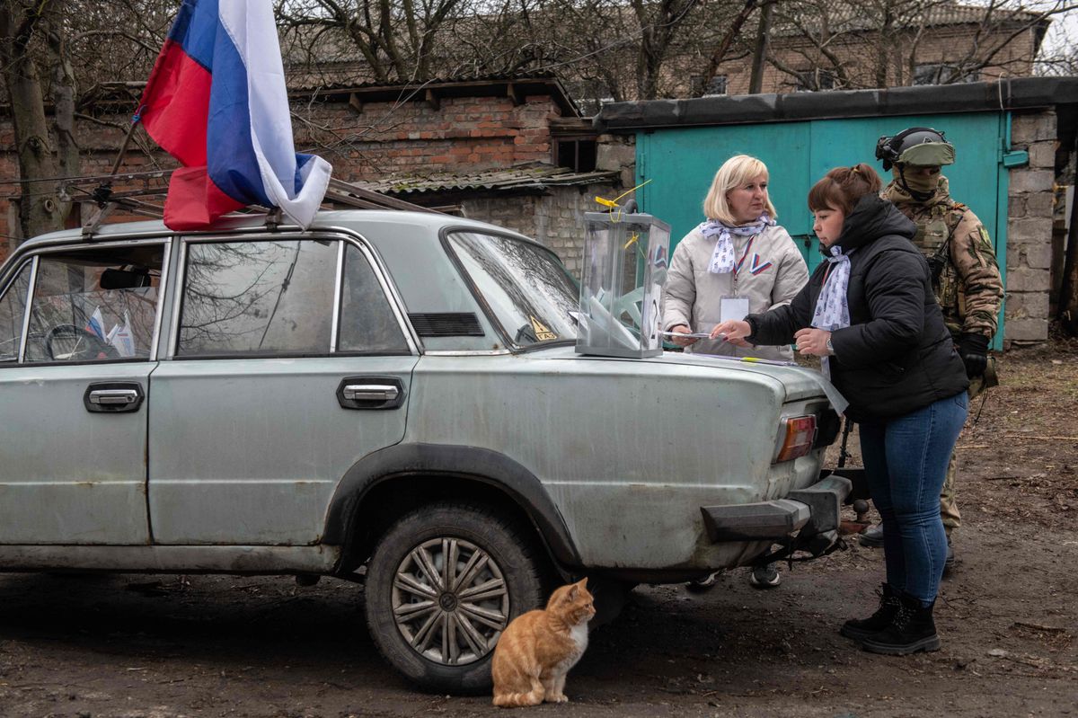 In der ostukrainischen Region Donezk lassen die russischen Besatzer auch mobil abstimmen – auf dem Kofferraum eines alten Autos.
