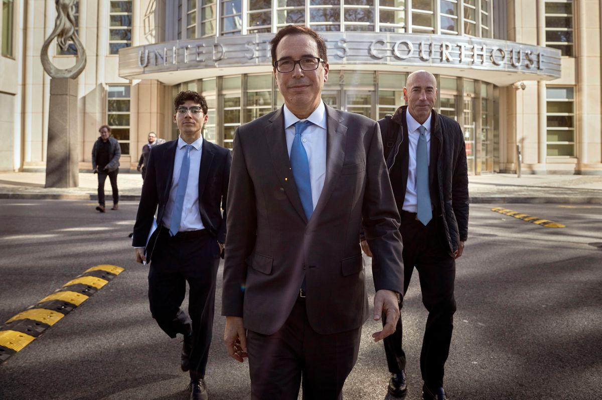 Sucht Investoren für einen Tiktok-Kauf: Der ehemalige Finanzminister Steven Mnuchin (Mitte), hier während einem Prozess in New York im Zusammenhang mit Donald Trumps Wahlkampf. (Archivbild)