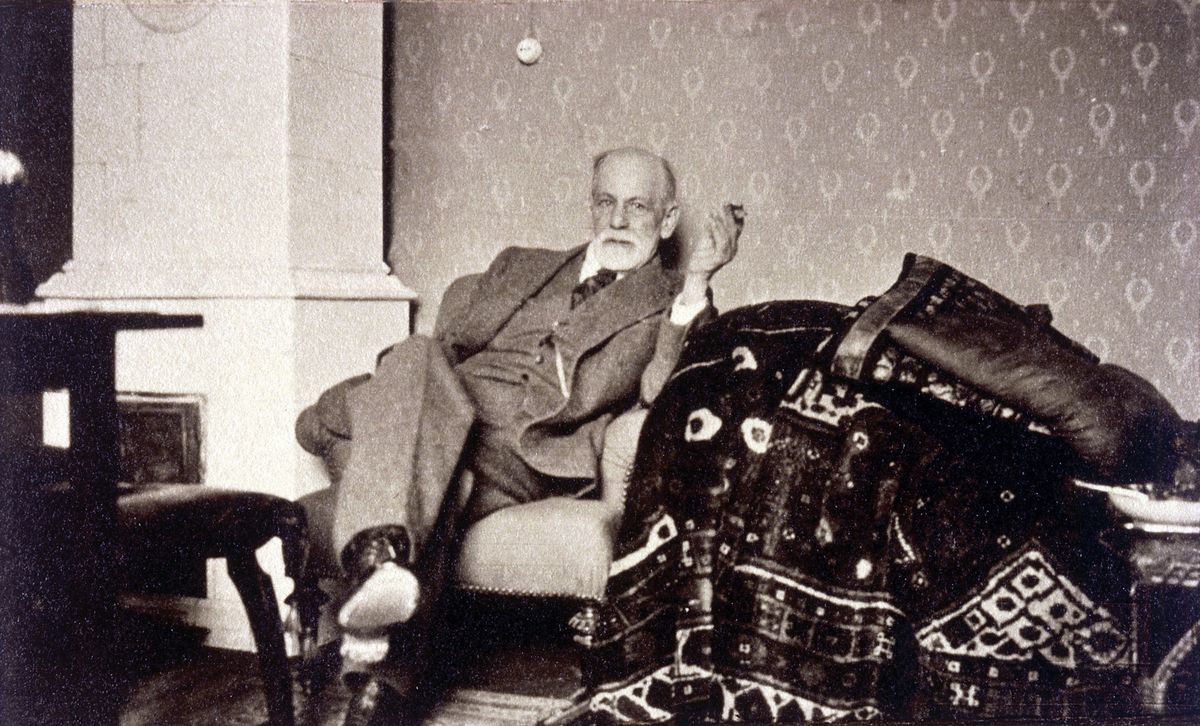 Freud und seine Schüler hatten die Antithese zum russischen Idealtyp formuliert: Sigmund Freud um 1932 neben seiner berühmten Couch.