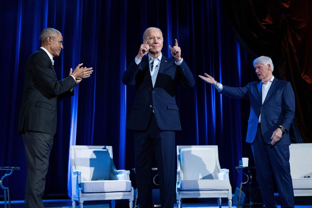 Mehrere Tausend Zuschauer kamen: Barack Obama, Joe Biden und Bill Clinton (v.l.) gemeinsam auf der Bühne der Radio City Music Hall in New York. (28. März 2024) 