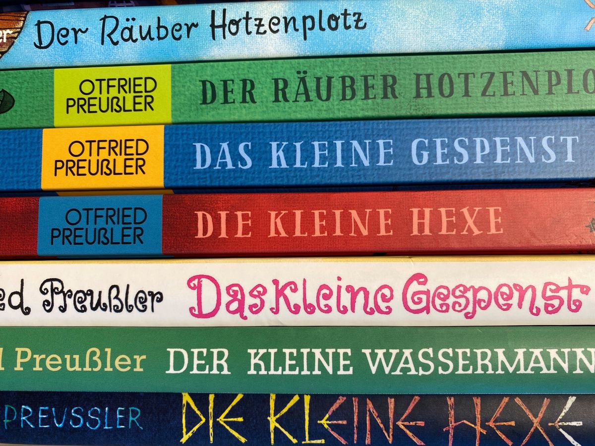 Zu seinen Werken zählen Kinder- und Jugendbuchklassiker wie «Der Räuber Hotzenplotz», «Das kleine Gespenst» oder «Die kleine Hexe»: Bücher von Otfried Preussler.