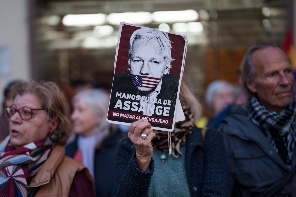 Weltweit demonstrierten Assange-Unterstützer gegen eine Auslieferung an die USA (im Bild: Demo in Madrid).