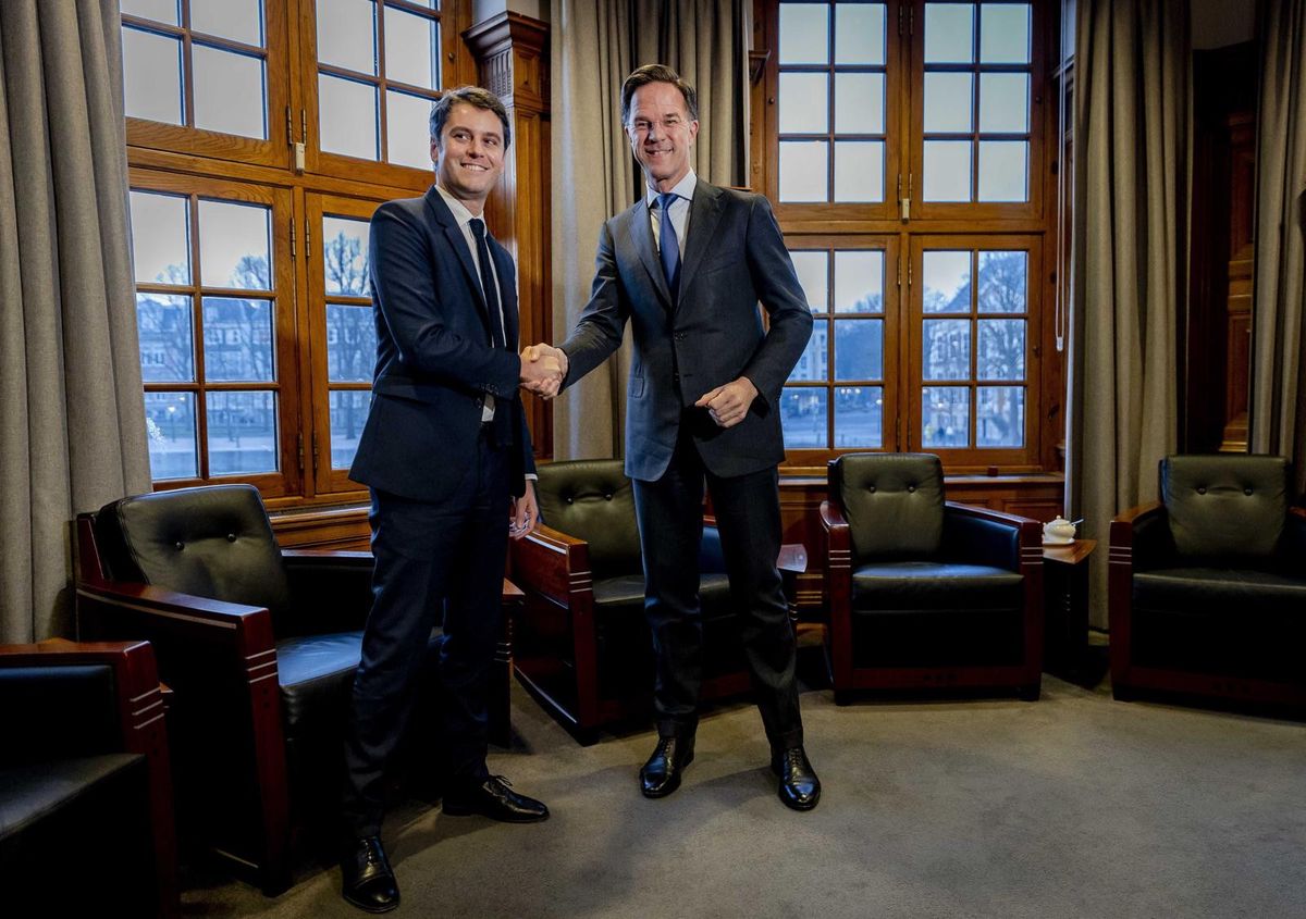 Mark Rutte rechts) begrüsst den französischen Premierminister Gabriel Attal (links) im Ministerium für Allgemeine Angelegenheiten in Den Haag, Niederlande, am 6. März 2024.