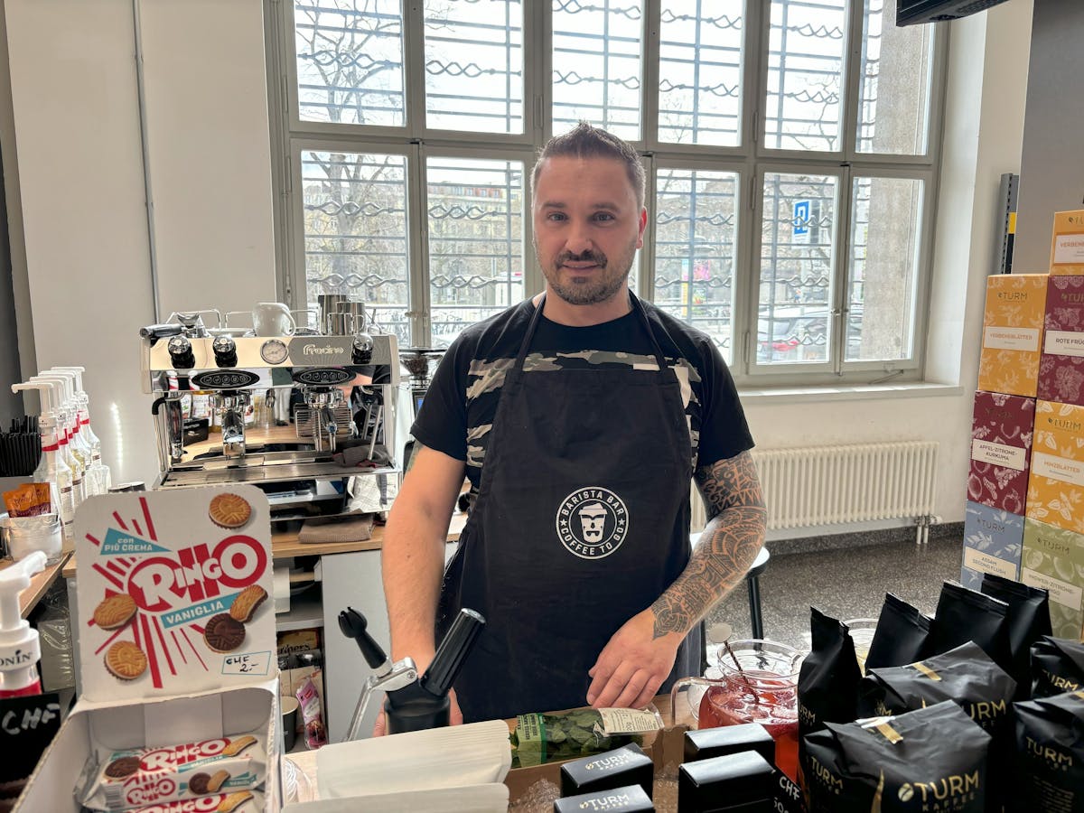 Der gebürtige Pole Radoslaw Kubieniec in seiner Kaffeebar in der Zürcher Sihlpost.