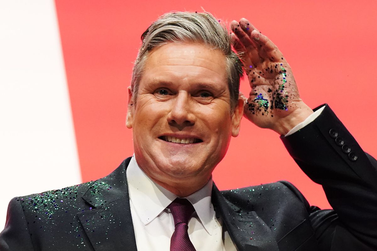 Keir Starmer, der Chef der Labour-Partei, spricht monoton und farblos. Im Oktober 2023 überdeckte ihn ein Demonstrant mit Glitter. 