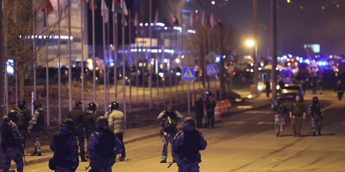 Soldaten der russischen Nationalgarde (Rosgwardija) sichern einen Bereich in der Nähe des Crocus City Hall am westlichen Rand Moskaus. Foto: Vitaly Smolnikov/AP