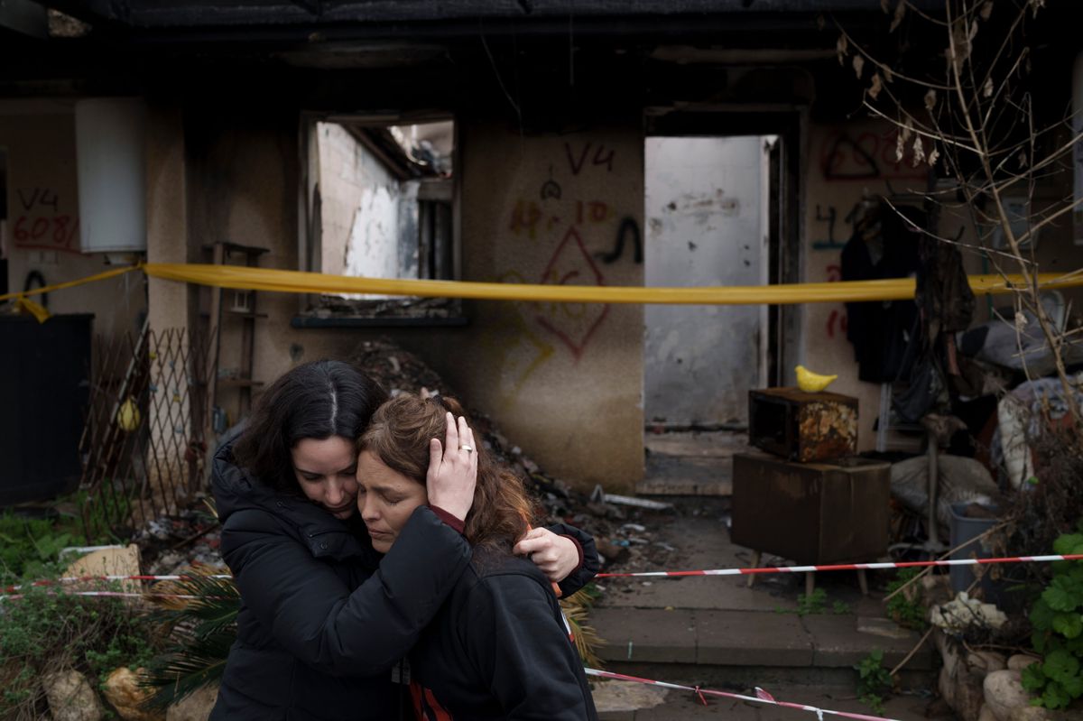 Amit Soussana (rechts, von einer Freundin umarmt) in der Nähe ihres Hauses, in dem sie entführt wurde.