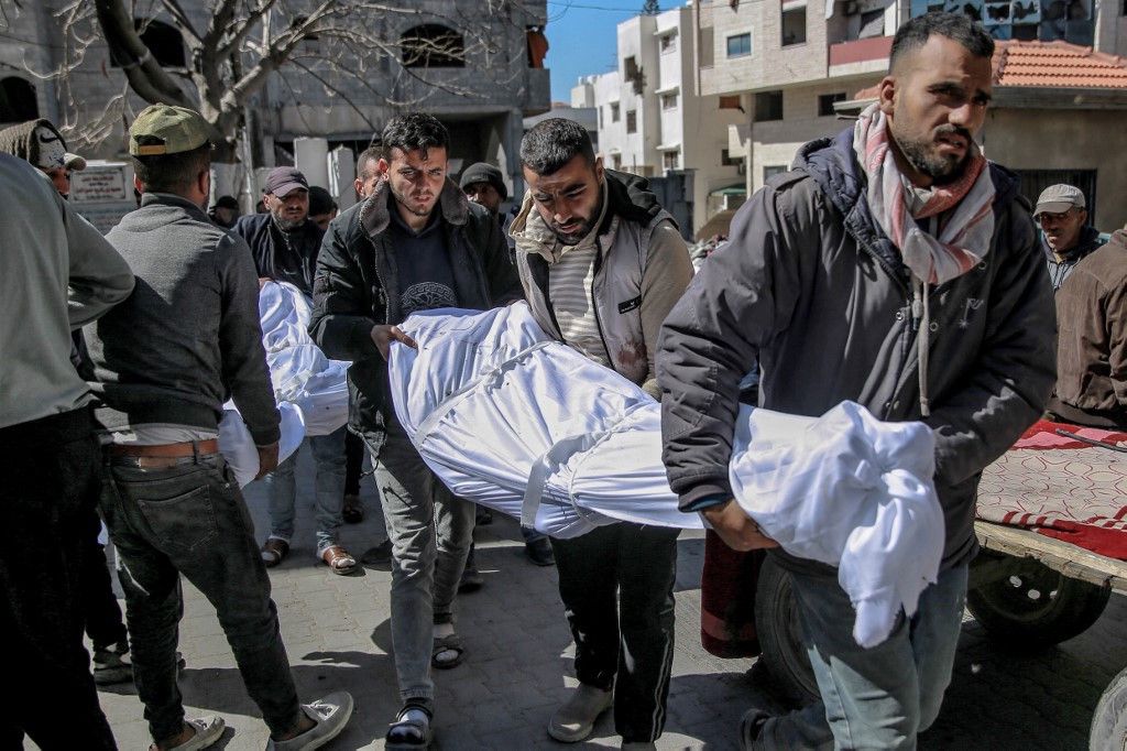 Männer tragen die Leichen der Menschen weg, die bei dem Vorfall in Gaza getötet worden sind. (29. Februar 2024)