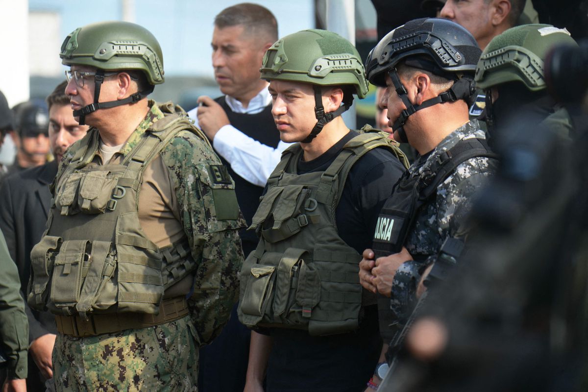 Setzt auf das Militär: Ecuadors Präsident Daniel Noboa (Mitte) mit Soldaten in der Hafenstadt Guayaquil. 