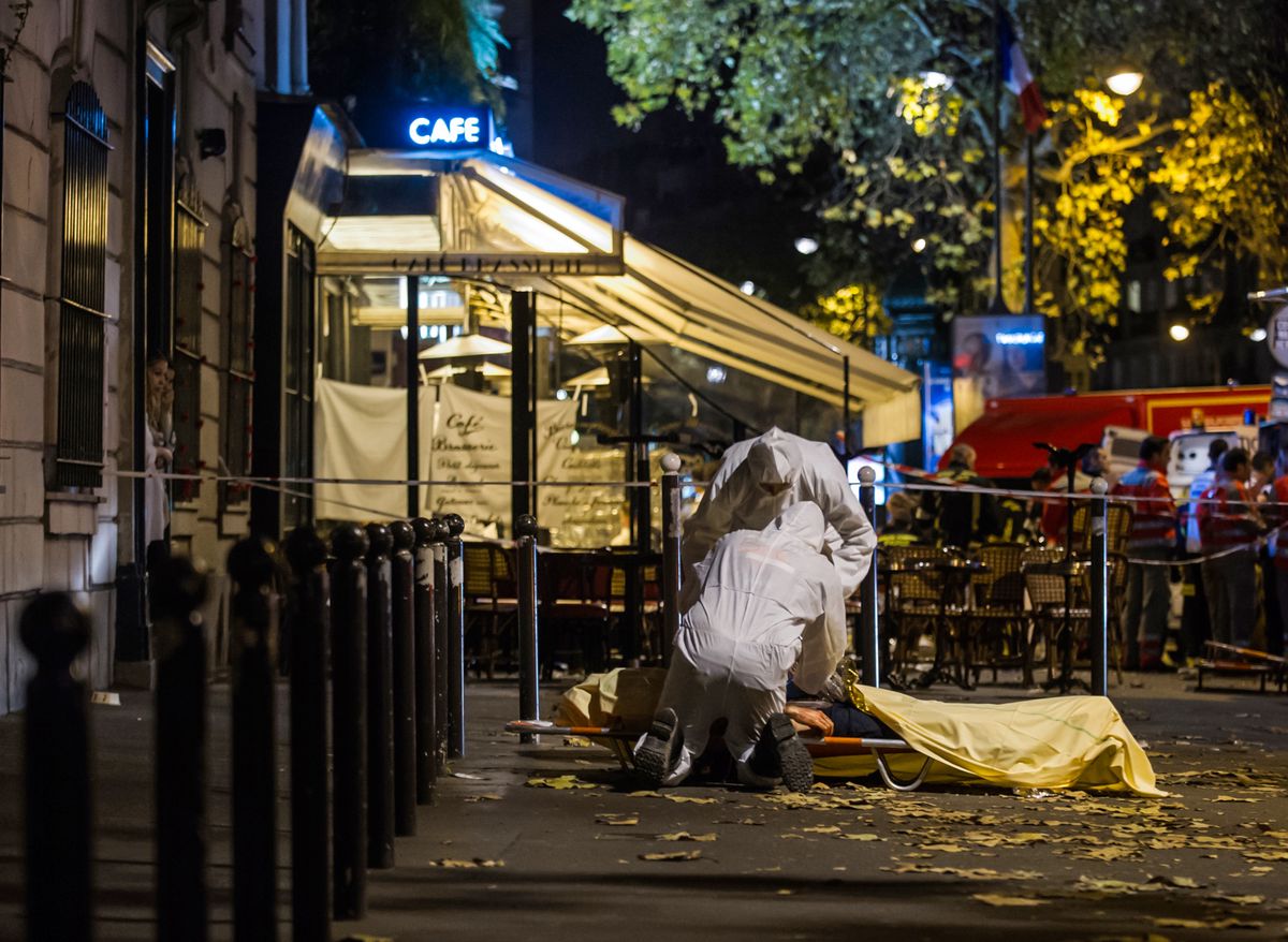 13. November 2015, die Terrornacht von Paris: Ermittler bergen Opfer vor der Konzerthalle Bataclan. 