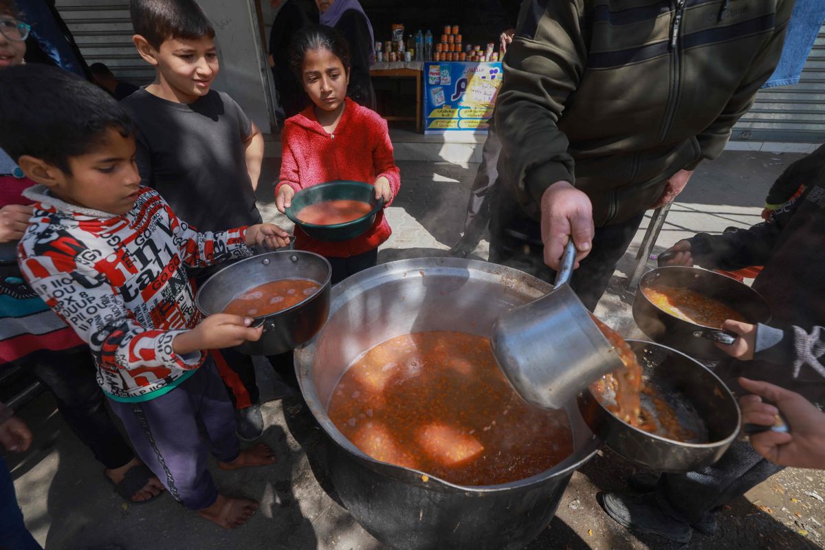 Eine halbe Million Menschen sind von einer akuten Hungersnot bedroht: Palästinensische Kinder erhalten in Rafah im südlichen Gazastreifen Essensrationen. 
