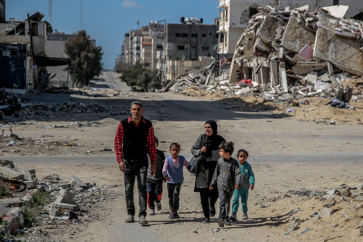 Eine palästinensische Familie läuft in den Trümmern von Gaza-City. (25. März 2024)