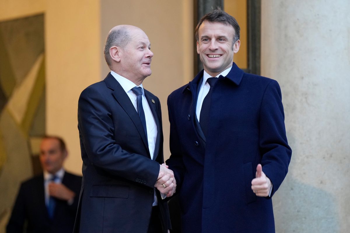 Ende Februar demonstrierten Scholz, Macron und weitere Staatschef in Paris kurz ihre Einigkeit und Unterstützung für die Ukraine – nur wenige Stunden später ging es aber mit den Egotrips und gegenseitigen Beschuldigungen weiter.