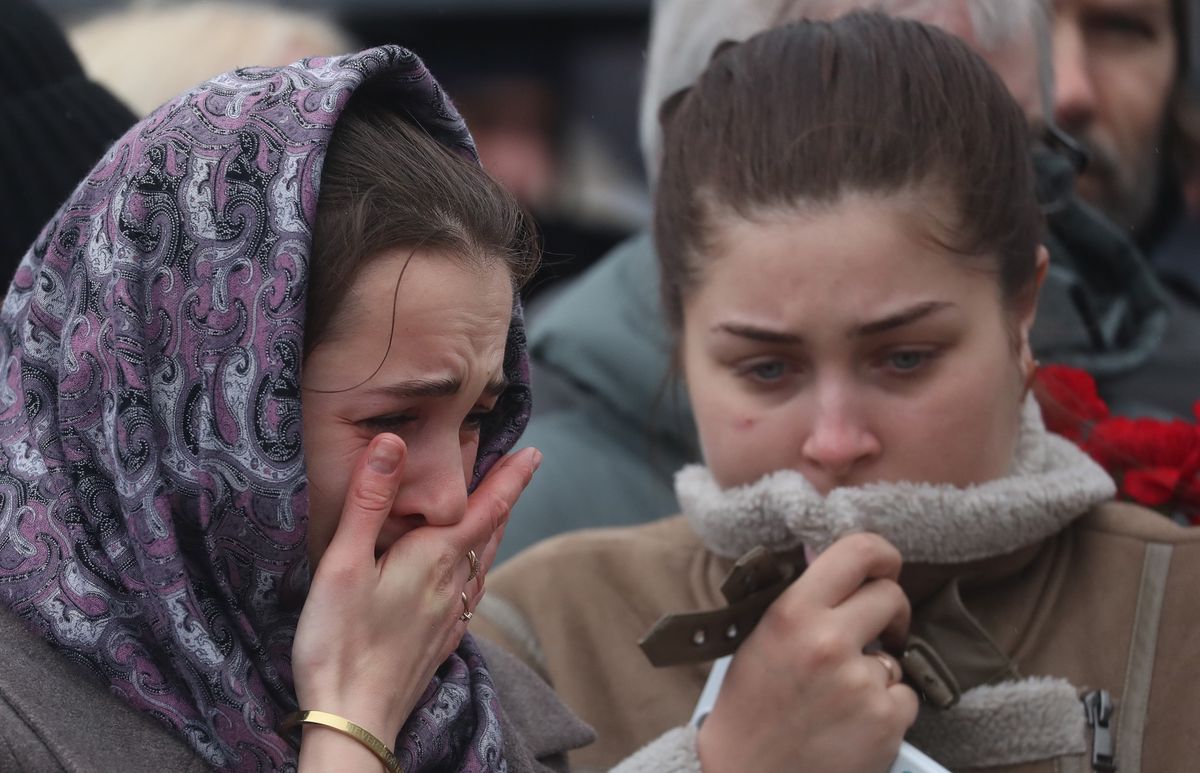 Fast 140 Todesopfer. Zwei Frauen trauern am Sonntag bei der Crocus City Hall.