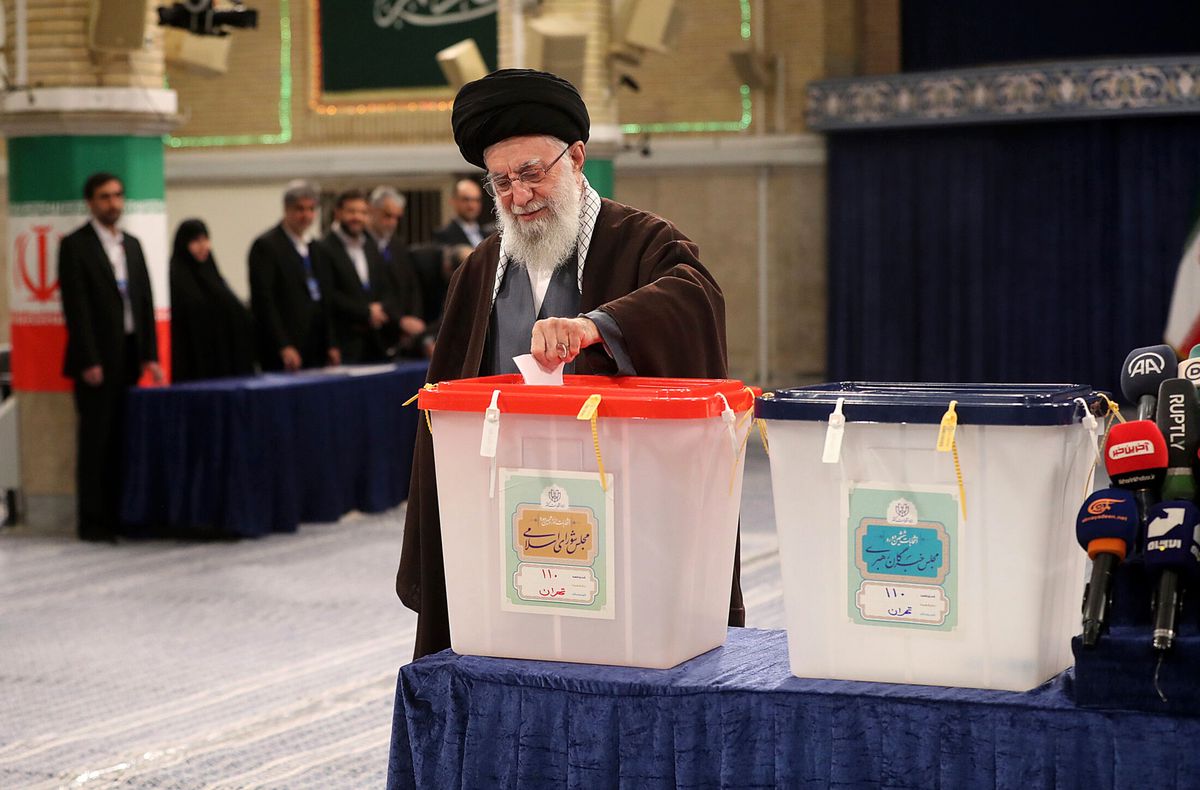 Die Beteiligung an der Parlamentswahl war sehr niedrig: Ali Khamenei, der geistliche Führer des Iran, bei der Stimmabgabe.