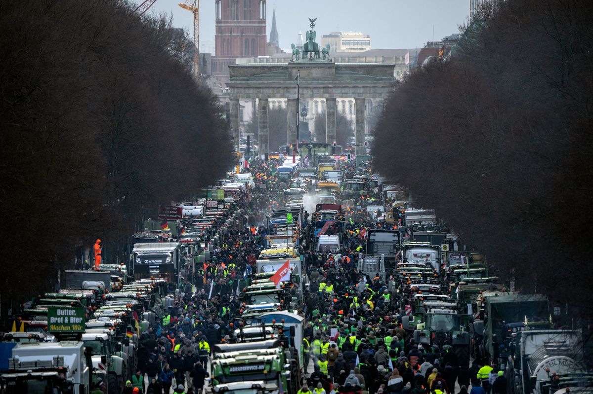 Deutsche Bauern fahren am 15. Januar zum Brandenburger Tor in Berlin, um gegen die geplanten EU-Umweltauflagen zu protestieren. 