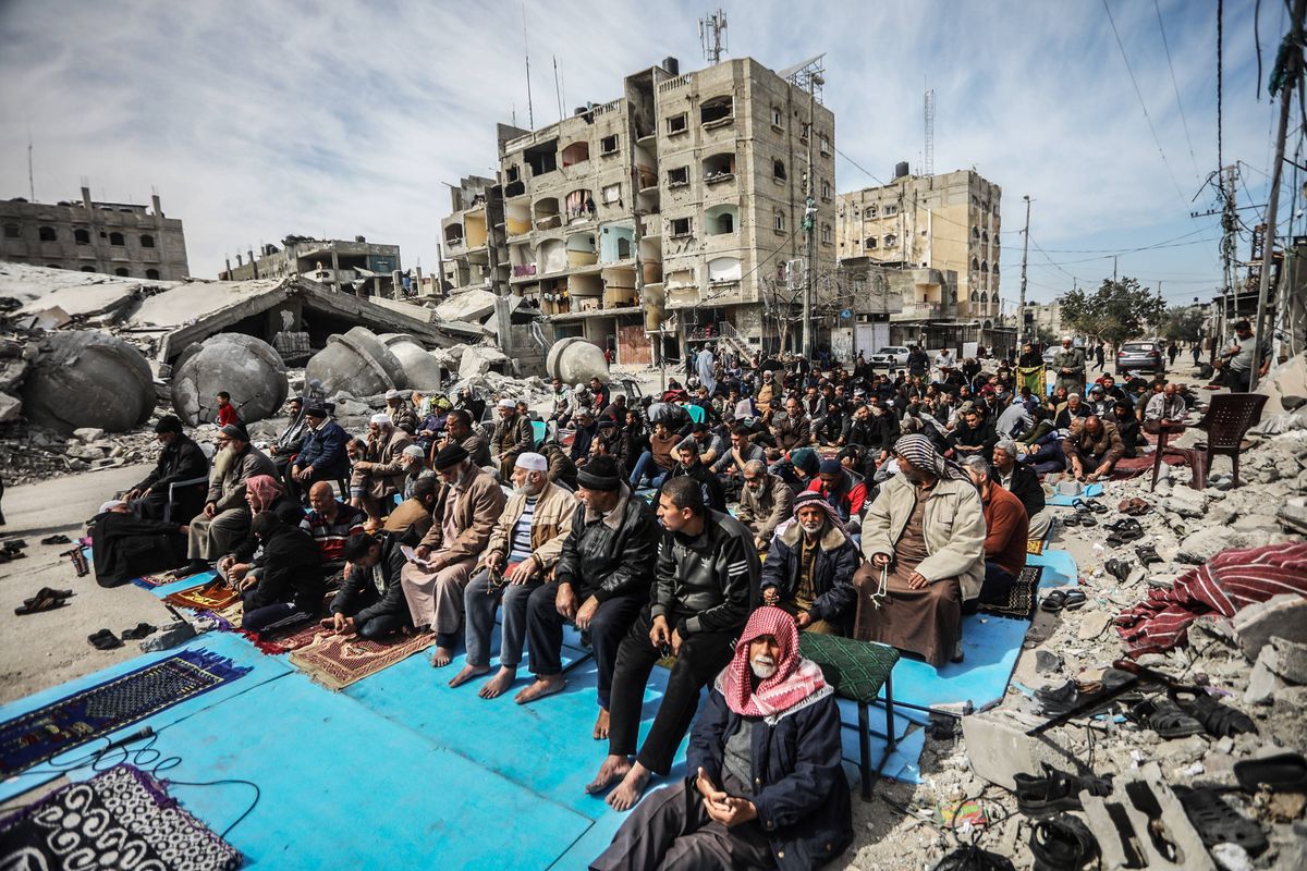 Beten inmitten der Zerstörung: Palästinenser beim Freitagsgebet in Rafah.