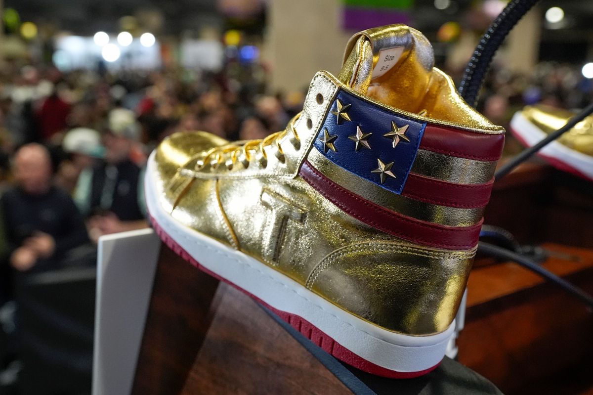 Sportliche Kampfansage: Donald Trumps lancierte seinen goldenen Sneaker unter dem Slogan «Never Surrender» – gib niemals auf.