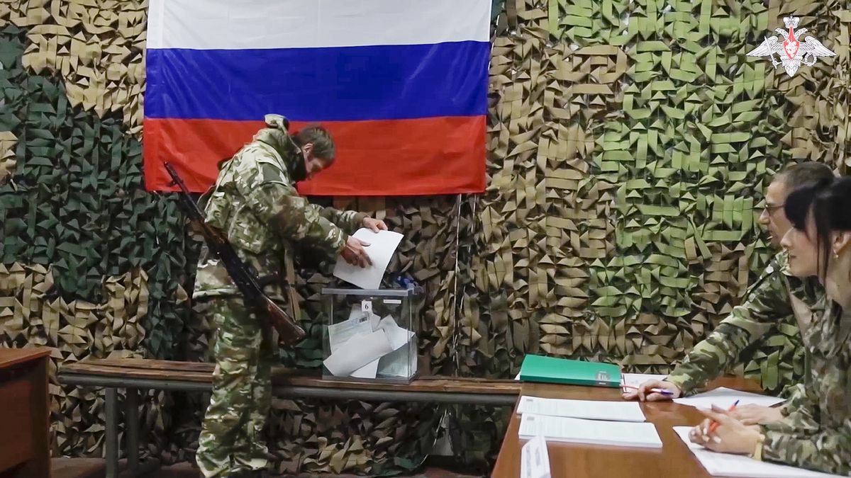 Bereits am Mittwoch wurde im ukrainischen Gebiet Donezk, das Russland illegal besetzt hält, gewählt. Nicht selten sind dort Aufpasser mit Maschinengewehren anwesend.