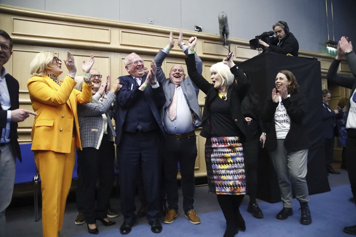 Alles bleibt beim Alten: Gegnerinnen und Gegner feiern nach dem doppelten Nein in Dublin.