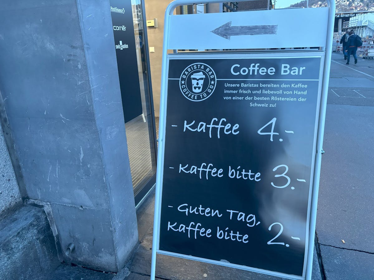 Wer freundlich bestellt, kriegt den Kaffee beim Barista in der Sihlpost günstiger.