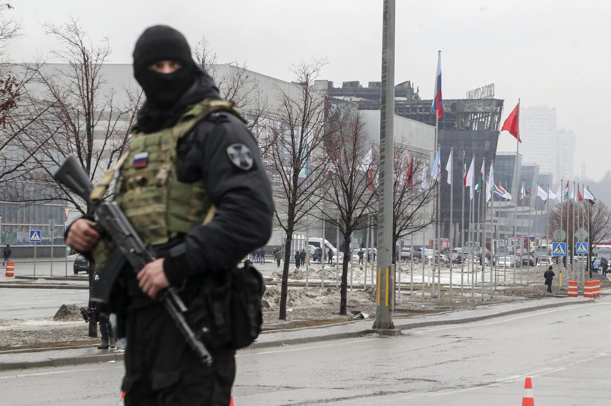 Russische Spezialkräfte im Einsatz: Die Brandruine der Crocus City Hall bei Moskau (hinten rechts) am Tag nach dem Angriff. 