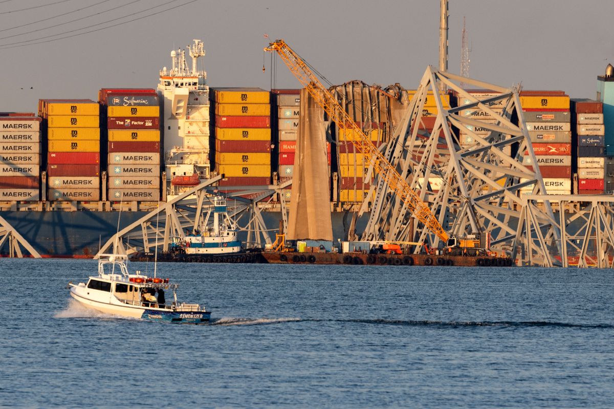 Ein Kran auf einem Floss beginnt mit den Aufräumarbeiten an der eingestürzten Francis Scott Key Bridge, am Freitag, 29. März 2024.