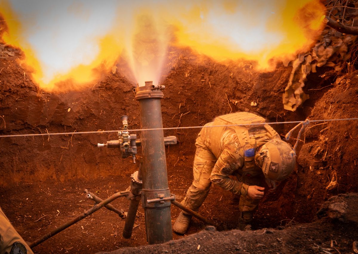 Nur schon ein Waffenstillstand, geschweige denn ein Frieden, ist nicht in Reichweite: Ukrainische Soldaten feuern mit einem Mörser auf russische Stellungen in der Nähe von Bachmut. 