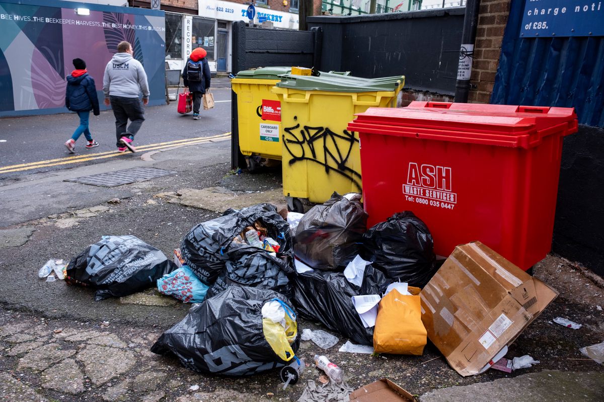 In Endlang bleibt der Müll vielerorts auf der Strasse liegen. So wie hier in der Stadt Birmingham Anfang März. 