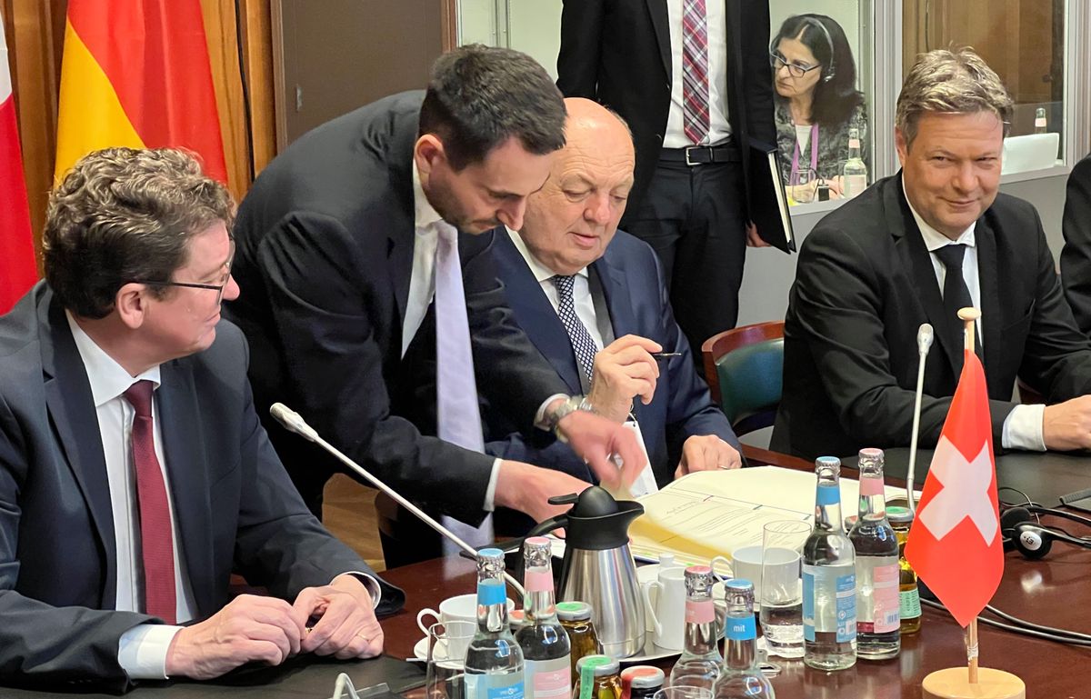 Europäische Solidarität in Berlin: Bundesrat Albert Rösti (links), der deutsche Wirtschaftsminister Robert Habeck (rechts) und der italienische Amtskollege Gilberto Pichetto Fratin unterzeichnen das Abkommen. 