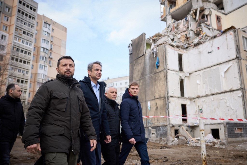 Dieses vom ukrainischen Präsidialamt veröffentlichte Foto zeigt Wolodimir Selenski (vorne) und Kyriakos Mitsotakis (rechts davon) bei ihrem Gang durch Odessa.