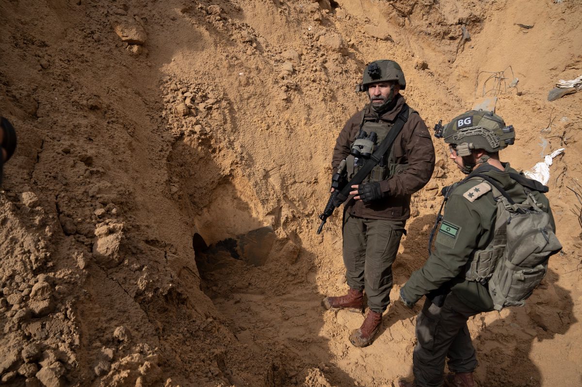 An der Front in Gaza: Brigadegeneral Dan Goldfus (links) beim Eingang eines Hamas-Tunnels in Khan Younis.