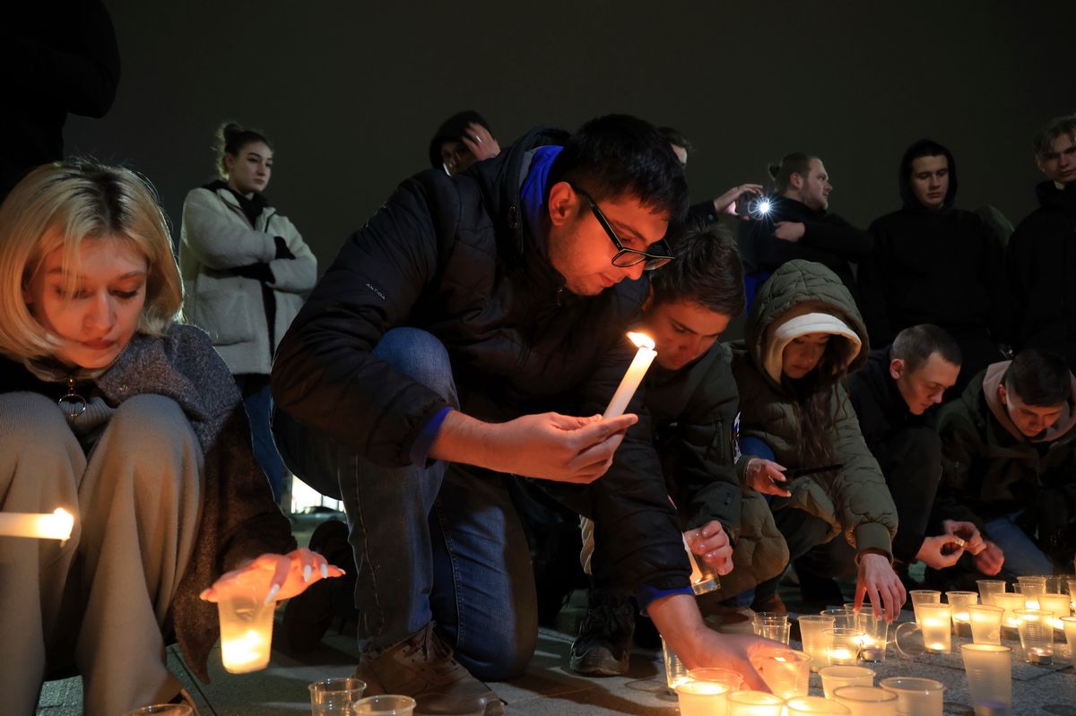 Russen fanden sich im ganzen Land in der Nacht zu Gedenkfeiern zusammen, hier in Simferopol.