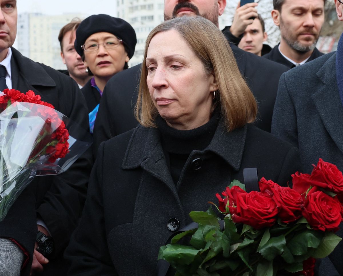US-Botschafterin Lynne Tracy in der Schlange vor der Kirche, in der der Gottesdienst für Nawalny stattfand.