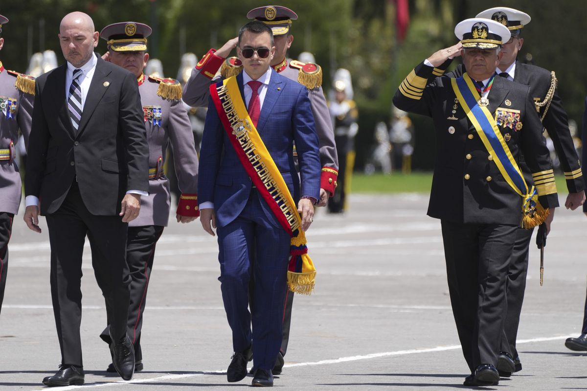Seine Popularität steigt: Ecuadors Präsident Daniel Noboa an einer Militärparade. 