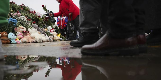 dpatopbilder - Menschen legen Blumen vor der Crocus City Hall nieder. Russland gedenkt an diesem Sonntag mit einem nationalen Gedenktag der Opfer. Foto: Vitaly Smolnikov/AP/dpa